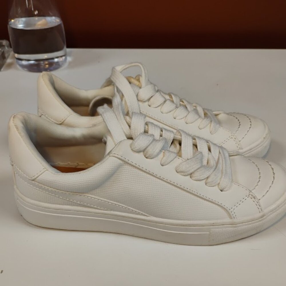🤍 Universal Thread White Sneakers – Women’s Size 6.5 – Classic Lace-Up Shoes